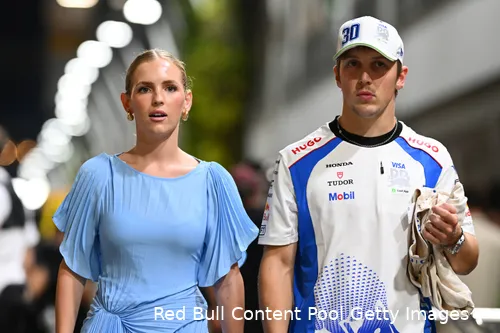liam-lawson-racing-bulls-hannah-st.john-singapore-zondag-2025