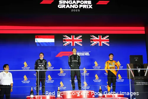 max-verstappen-red-bull-racing-george-russell-mercedes-mclaren-lando-norris-gp-singapore-2025-zondag-podium-3