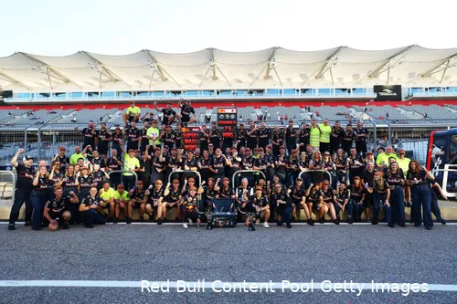 yuki-tsunoda-laurent-mekies-helmut-marko-max-verstappen-red-bull-racing-cota-zondag-2025