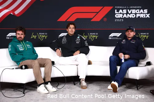fernando-alonso-aston-martin-george-russell-mercedes-max-verstappen-red-bull-racing-las-vegas-donderdag-2025