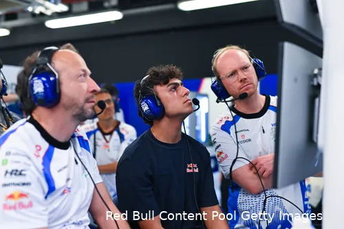 arvid-lindblad-visa-cash-app-racing-bulls-gp-abu-dhabi-2025-zondag