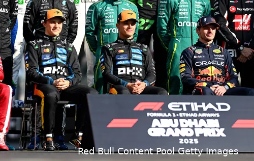 lando-norris-oscar-piastri-max-verstappen-rijdersfoto-2025-abu-dhabi-zondag