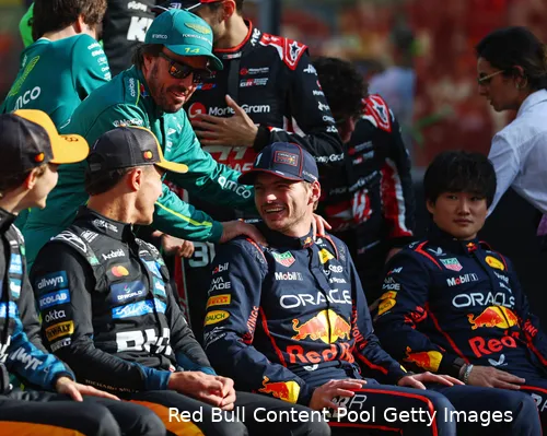max-verstappen-lando-norris-oscar-piastri-fernando-alonso-lachen-rijdersfoto-abu-dhabi