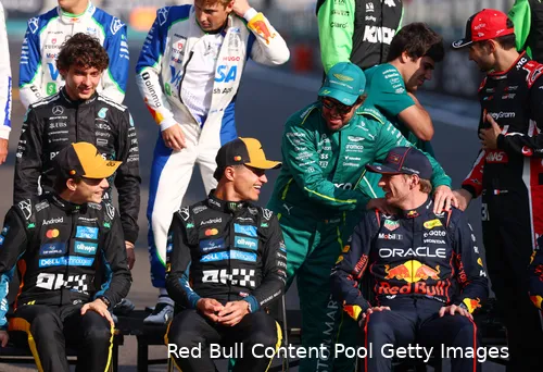 max-verstappen-lando-norris-oscar-piastri-fernando-alonso-lachen-rijdersfoto-abu-dhabi