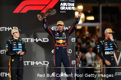 max-verstappen-red-bull-racing-gp-abu-dhabi-2025-zondag-mclaren-oscar-piastri-lando-norris
