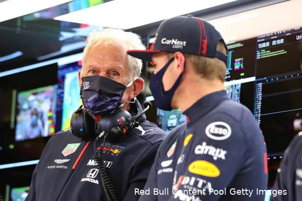 Helmut Marko in gesprek met Max Verstappen. (Foto: Red Bull Content Pool/Getty Images)