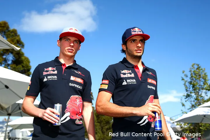<i>Max Verstappen en Carlos Sainz vochten tegen elkaar om een plekje bij Red Bull Racing.&nbsp;</i>