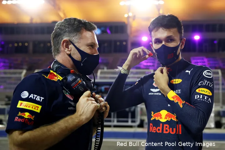 Alexander Albon en Red Bull Racing-teambaas Christian Horner in gesprek in 2020. Werken deze twee ooit weer samen bij hetzelfde team?