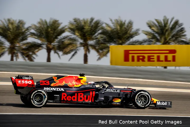 Het is duidelijk te zien dat de achterkant een stuk hoger ligt dan de voorkant: Red Bull probeert het grond-effect deels naar de hand te zetten. (Foto: Red Bull Content Pool/Getty Images)