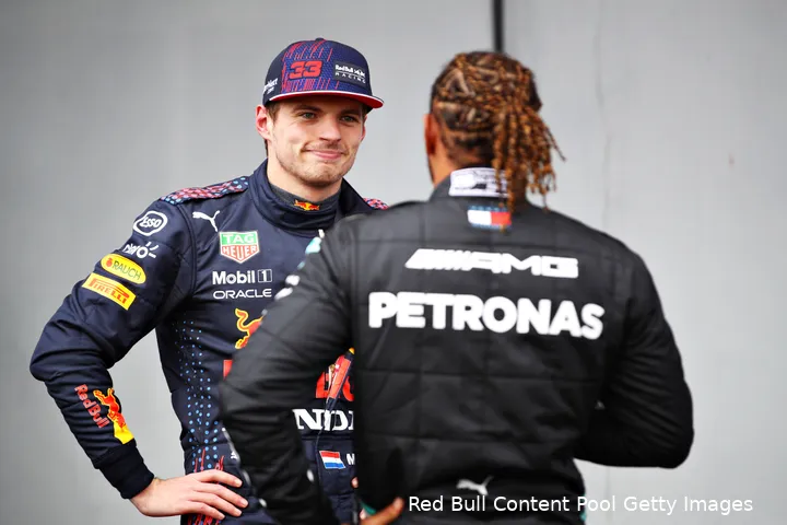 Verstappen in gesprek met Hamilton