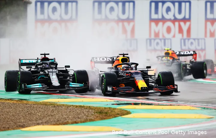 Max Verstappen gaat in zijn RB16B het gevecht aan met Lewis Hamilton op het circuit van Imola.