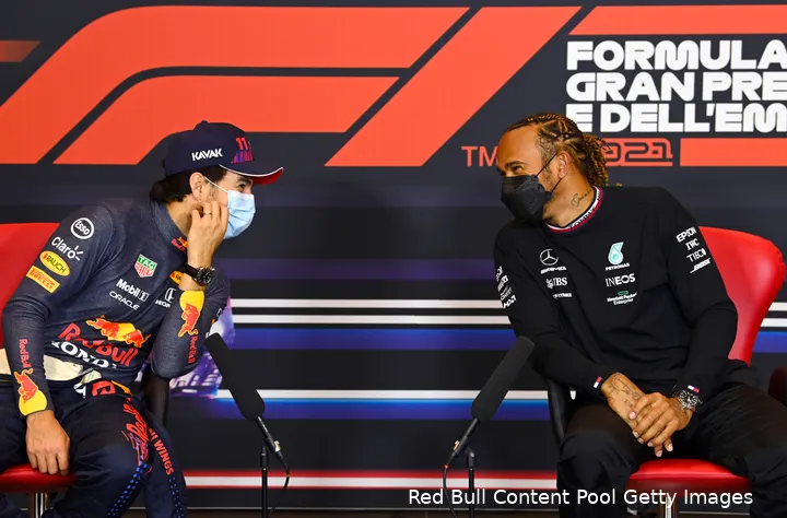 Sergio Perez en Lewis Hamilton tijdens de persconferentie na de kwalificatie in Emilia Romagna. Perez begon de wedstrijd als tweede. (Foto: Red Bull Content Pool/Getty Images)
