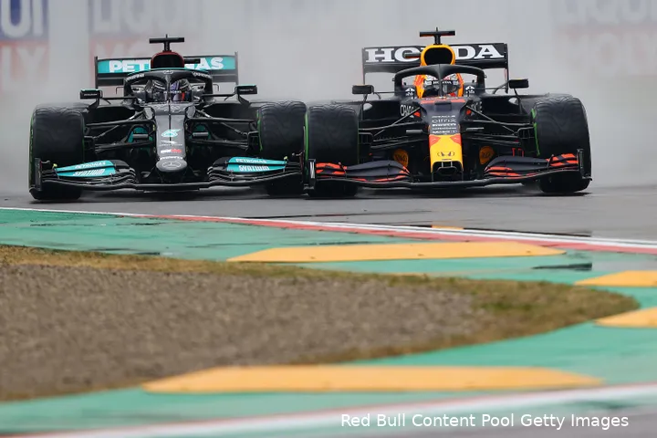 <i>In een regenachtig Imola streden Max Verstappen en Lewis Hamilton vorig jaar om de overwinning. (Foto: Red Bull Content Pool)</i>