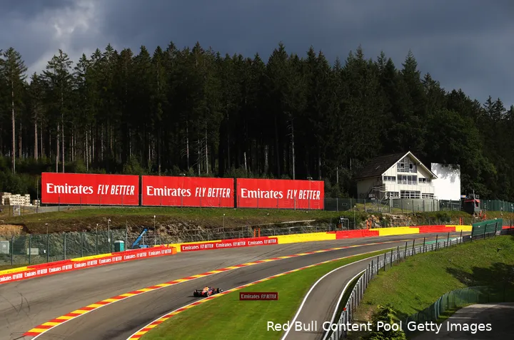 Donkere wolken boven Spa. Uiteindelijk zou de Grand Prix niet verreden worden vanwege de regenval.
