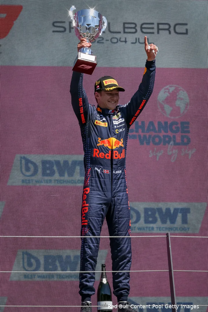 Formule 3-titelkandidaat Dennis Hauger op het podium in Spielberg. (Foto: Red Bull Content Pool/Getty Images)