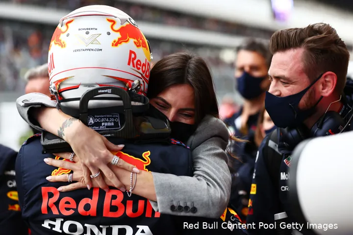Kelly Piquet omhelst Max Verstappen nadat hij tweede werd tijdens de Grand Prix van Rusland 2021.