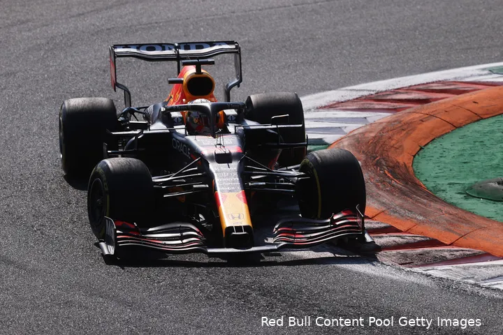 Het kleine oppervlak aan de uiteinden van de achtervleugel zorgen ervoor dat Red Bull minder DRS-oppervlak heeft, dus meer luchtweerstand (Foto: Red Bull Content Pool/Getty Images)
