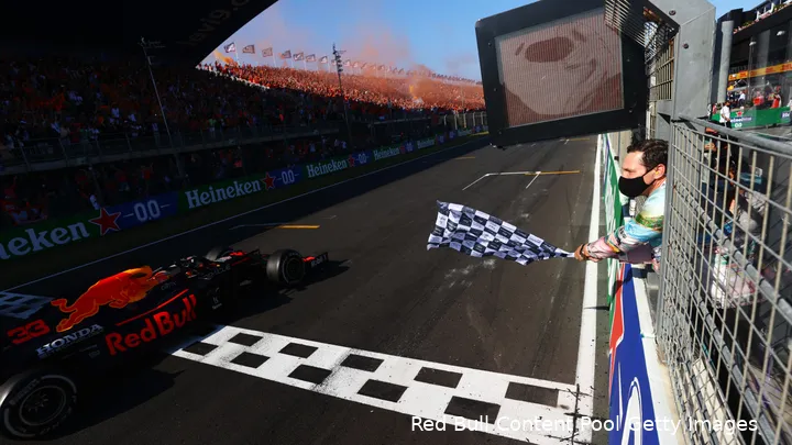 Verstappen wint de Grand Prix van Zandvoort in een oranjezee.