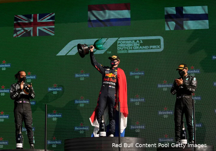 <i>Mercedes probeerde Max Verstappen te laten zweten.&nbsp;</i>