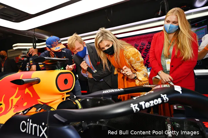 <i>Max Verstappen biedt de koninklijke familie in 2021 een kijkje in zijn kantoorruimte.</i>