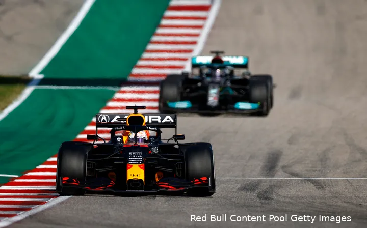 <i>Lewis Hamilton was op Max Verstappen aan het jagen in 2021, maar hij kwam net te kort.</i>
