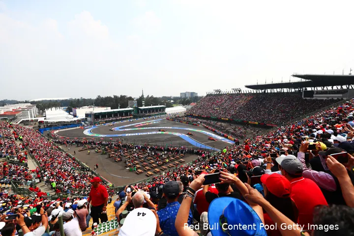 Het beroemde stadiongedeelte in de derde sector van het circuit