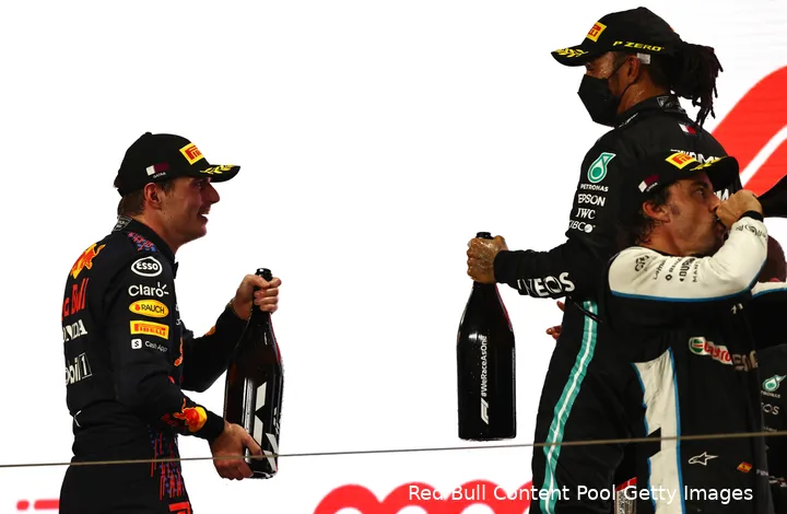 <i>Deze drie meervoudig wereldkampioenen stonden al op heel wat verschillende circuits op het podium, maar alleen in Qatar in 2021 samen met zijn drieën (Foto:&nbsp;Red Bull Content Pool / Getty Image)</i>