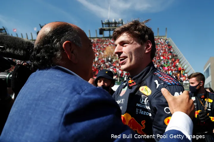 <i>Papa Pérez feliciteert Verstappen met zijn zege in Mexico.</i>