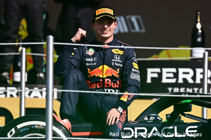 <i>Verstappen wordt met auto en al richting het podium geloodst na zijn overwinning in Mexico in 2021.</i>