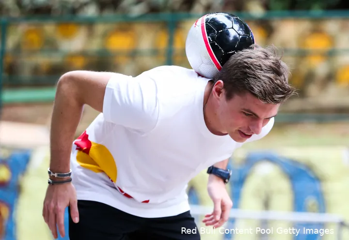 <i>Verstappen vertoont zijn kunsten met een voetbal.</i>