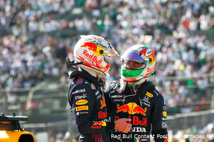 Max Verstappen en Sergio Pérez na het behalen van een dubbelpodium tijdens de Grand Prix van Mexico 2021.
