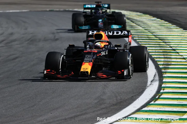 Max Verstappen wist Lewis Hamilton lange tijd achter zich te houden tijdens GP Brazilie