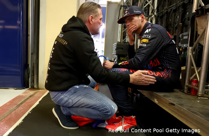 <i>Jos Verstappen en Max Verstappen na Abu Dhabi 2021 in één woord: ongeloof.</i>