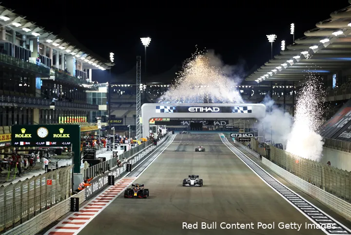 Max Verstappen won de Grand Prix van Abu Dhabi 2021 in de laatste ronde en pakte daarmee zijn eerste wereldtitel.
