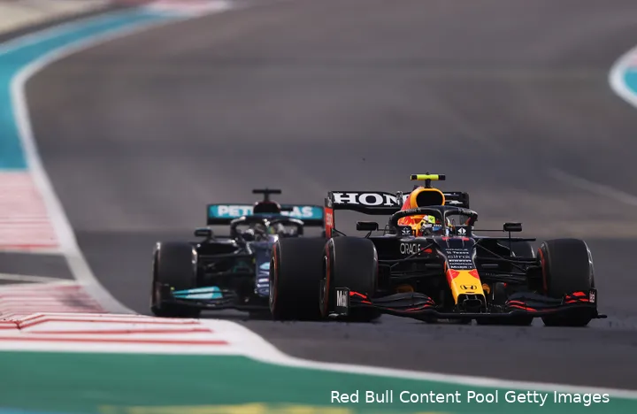 Pérez houdt Hamilton op en helpt Verstappen zo weer dichterbij zijn Britse concurrent