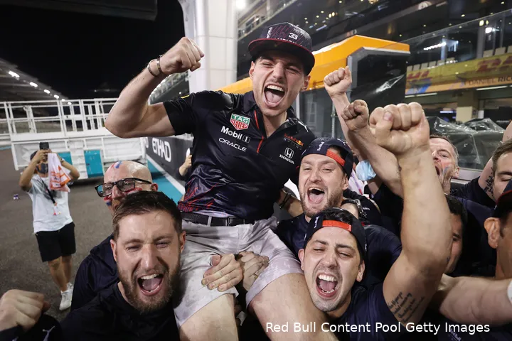 Max Verstappen met teamleden van Red Bull Racing na het winnen van zijn eerste titel in Abu Dhabi 2021.