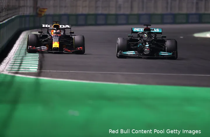 <i>Verstappen en Hamilton wisten elkaar in 2021 regelmatig te vinden.</i>