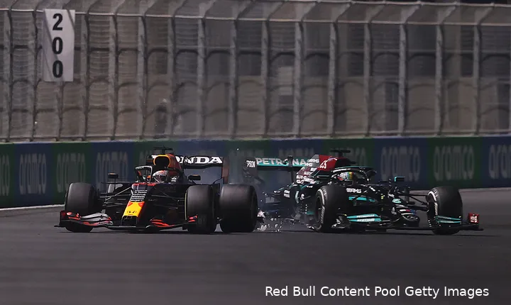 Max Verstappen en Lewis Hamilton raakten elkaar bij de Grand Prix van Saoedi-Arabië in 2021