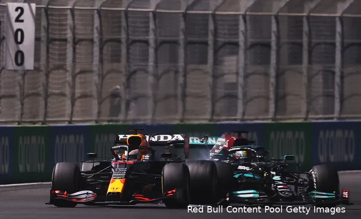Het moment waarop Hamilton de achterkant van Verstappens auto raakt