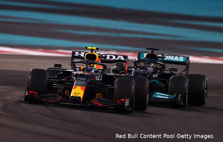 <i>De auto van Sergio Pérez was een doorn in het oog van Lewis Hamilton.&nbsp;&nbsp;</i>