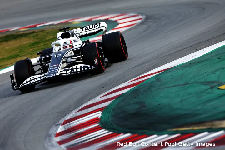 <i>De AlphaTauri in actie op Barcelona. (Foto: Red Bull Content Pool/Getty Images)</i>