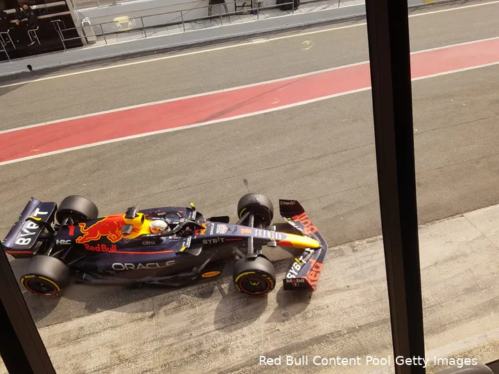 De RB18 van Max Verstappen in actie op het circuit in Montmélo