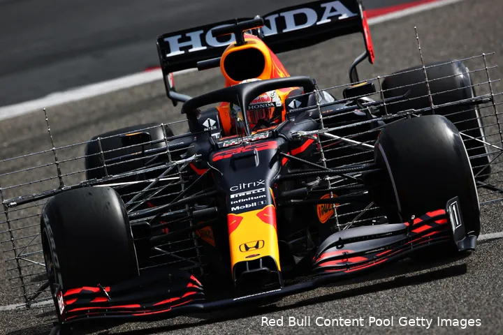 Verstappen rijdt tijdens de testdagen in Bahrein vorig jaar met een aero rake op zijn wagen (Foto: Red Bull Content Pool)