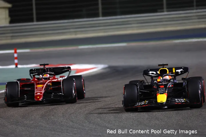 Leclerc en Verstappen knokken om de overwinning in Bahrein 2022 (Foto: Red Bull Content Pool Getty Images)