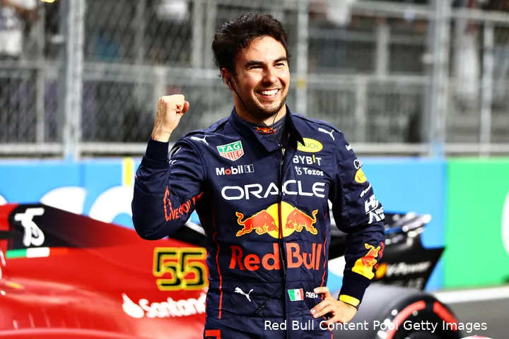 Pérez pakt zijn eerste poleposition in dienst van Red Bull Racing op het circuit in Jeddah, Saoedi-Arabië.