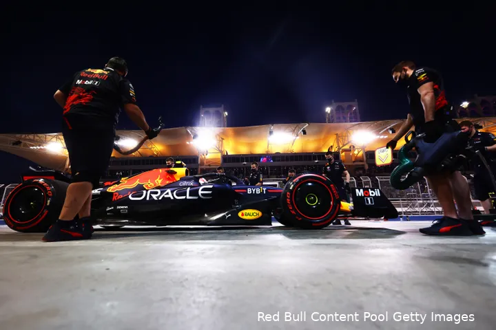 Max Verstappen in pits tijdens kwalificatie GP Bahrein 2022 (Red Bull Content Pool / Getty Images)