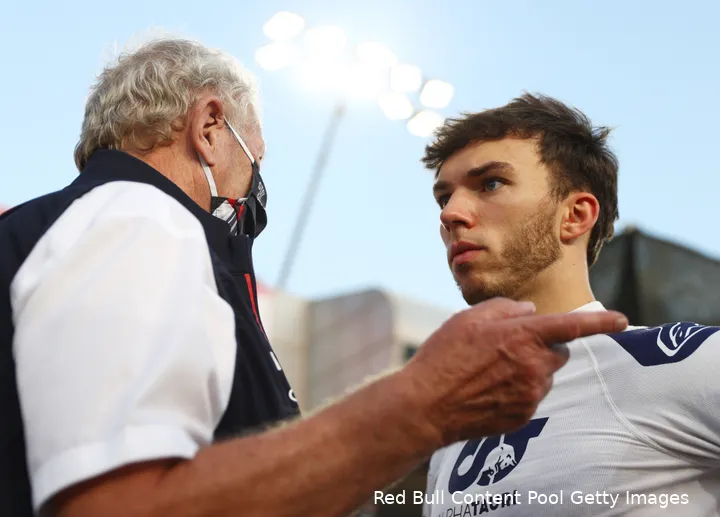 <i>Gasly praat met Red Bull Racing-adviseur Helmut Marko, die eerder aangaf geen alternatieven te zien voor zijn coureur, zou hij na 2023 willen vertrekken.</i>