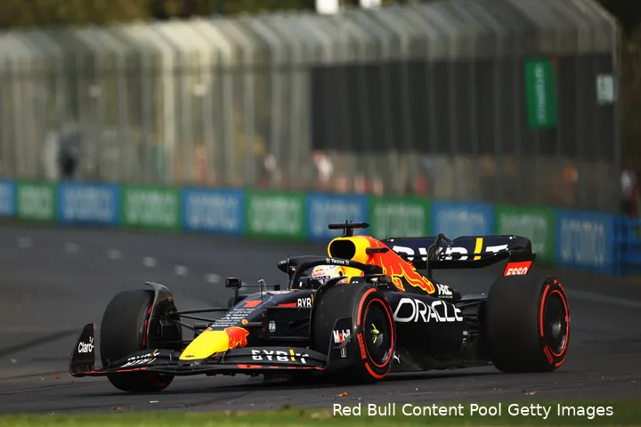 <i>De RB18 van Max Verstappen in actie op Albert Park Street Circuit, waar op zaterdag de kwalificatie voor de Grand Prix van Australië verreden zal worden.</i>