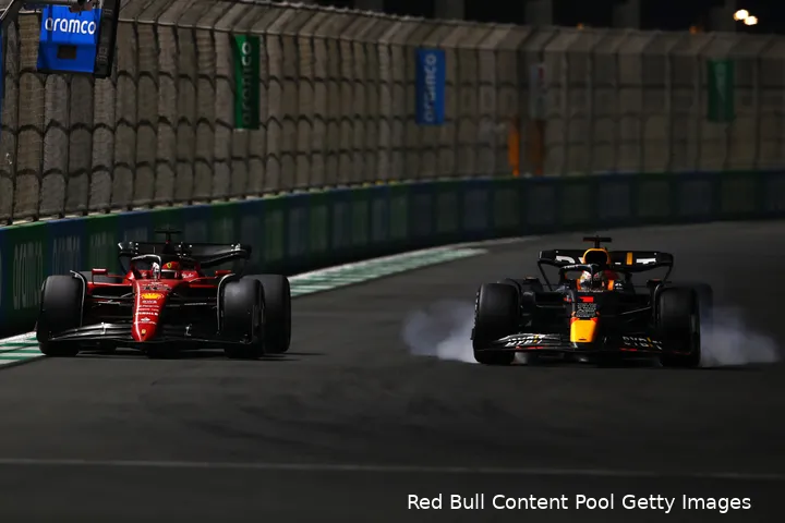 <i>Charles Leclerc en Max Verstappen trappen op de rem vóór het DRS-detectiepunt op Jeddah Corniche Circuit. Ze wilden allebei de witte streep (te zien aan de onderkant van de foto) niet als eerste passeren. (Foto: Red Bull Content Pool/Getty Images)</i>