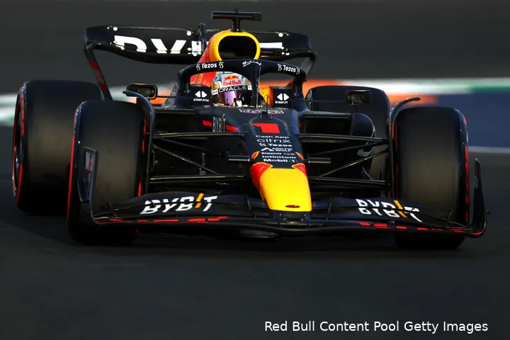 De afstelling met weinig downforce van de Red Bull Racing RB18, te herkennen aan de vlakke voor- en achtervleugel. (Foto: Red Bull Content Pool/Getty Images)